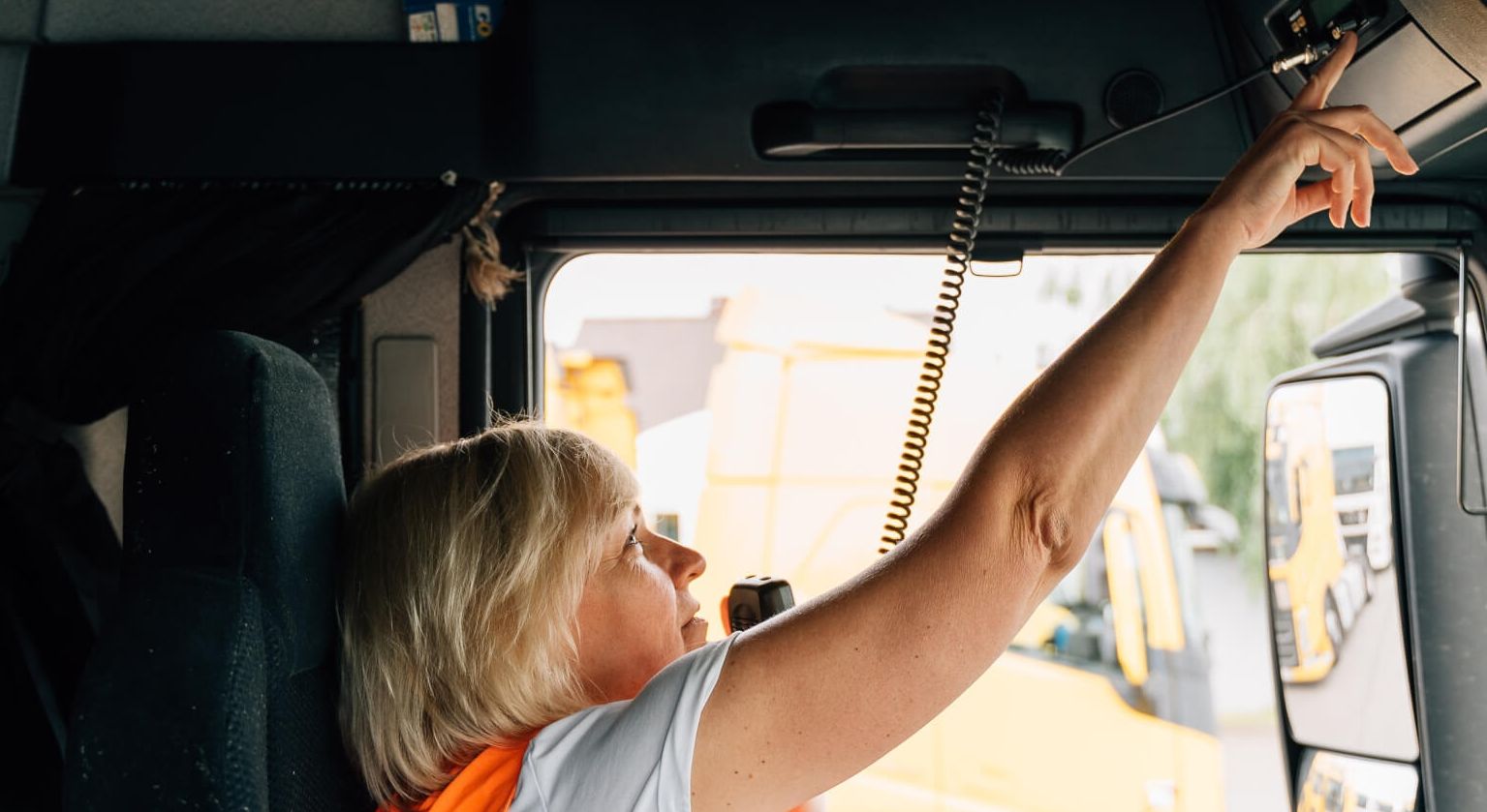 Kierowca obsługujący tachograf